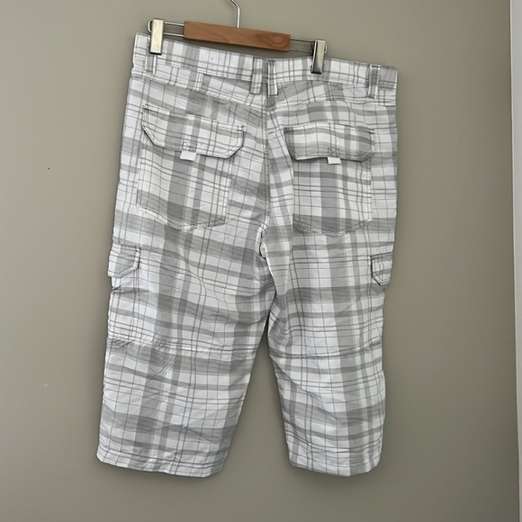 Stylish Gray and White Cargo Shorts with Plaid Pattern - Picture 2 of 4